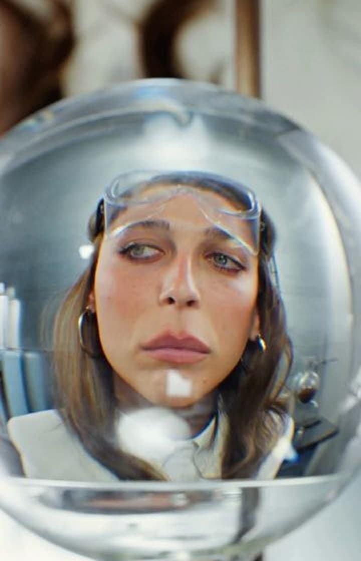 Rostro visto a través de un matraz de laboratorio